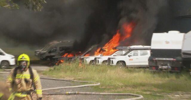 Carros pegando fogo após um incêndio na fábrica em Matraville.