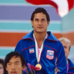 A lenda olímpica Greg Louganis vende suas medalhas para pagar por sair dos EUA