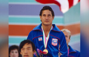 A lenda olímpica Greg Louganis vende suas medalhas para pagar por sair dos EUA A lenda olímpica Greg Louganis vende suas medalhas para pagar por sair dos EUA