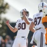 O kicker do Mississippi State Place Kyle Ferrie (80) assiste seu gol de campo contra o Tennessee.