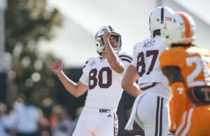 A locutor de futebol universitário estraga brutalmente a chamada de gol de campo que foi muito bem O kicker do Mississippi State Place Kyle Ferrie (80) assiste seu gol de campo contra o Tennessee.
