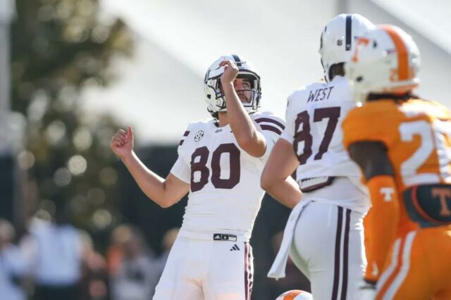 O kicker do Mississippi State Place Kyle Ferrie (80) assiste seu gol de campo contra o Tennessee.