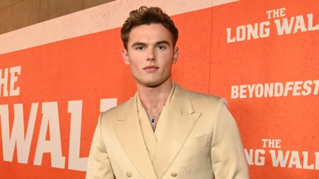 A longa celebridade Garrett Wareing quebra a cena de Stebbins '(spoiler):' Ele começa a ver os meninos como amigos, não oponentes ' 

