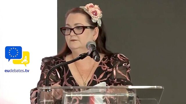A mãe australiana pede restrições de idade nas mídias sociais após o suicídio da filha

