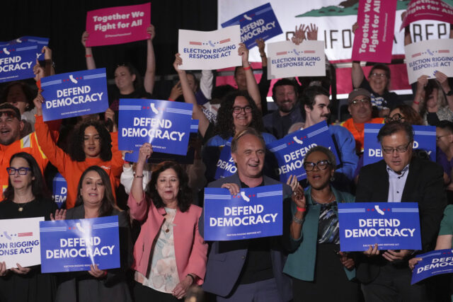 O governador Gavin Newsom aborda os repórteres depois de assinar um pacote de medidas para redesenhar os distritos do congresso do estado e colocar novos mapas antes dos eleitores em uma eleição especial, em Sacramento, Califórnia, quinta -feira, 21 de agosto de 2025 (AP Photo/Rich Pedroncelli)