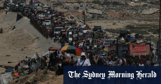 Os tanques israelenses se alinham perto da fronteira com Gaza.