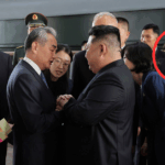 O líder norte -coreano Kim Jong Un inspeciona um míssil balístico intercontinental (ICBM) com sua filha nesta foto sem data divulgada em novembro de 2022.