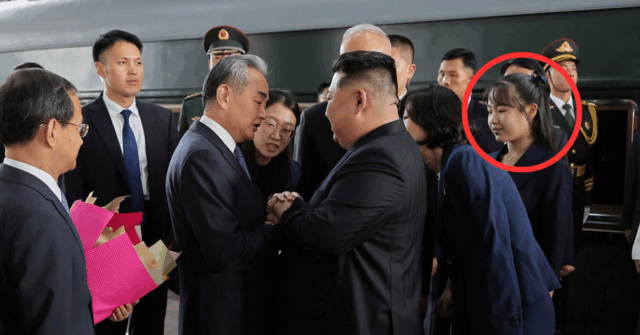 O líder norte -coreano Kim Jong Un inspeciona um míssil balístico intercontinental (ICBM) com sua filha nesta foto sem data divulgada em novembro de 2022.
