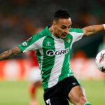 Antony driblando a bola para o Betis Real