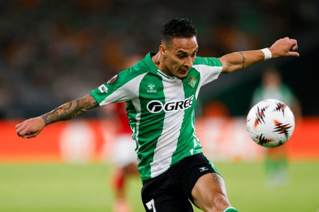 Antony driblando a bola para o Betis Real