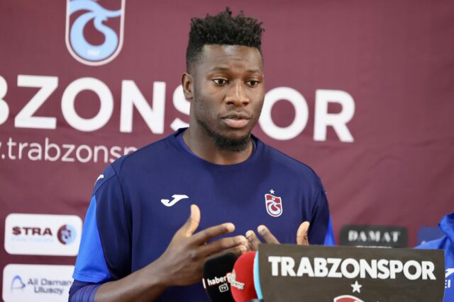 Andre Onana, de gestos de Trabzonspor, durante a partida de futebol da Semana 6 da Semana Turca entre Trabzonspor e Gaziantap FK