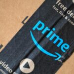 Pessoa entregando a Amazon Box