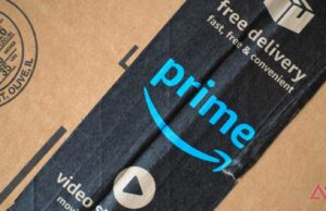 A ocasião dos grandes dias de pechincha da Amazon ocorre em 7 de outubro a 8 Pessoa entregando a Amazon Box