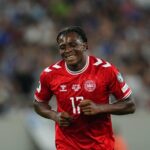 Patrick Dorgu, da Dinamarca, e Konstantinos Koulierakis, da Grécia, batalha pela bola