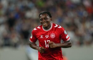 A participação especial de 26 minutos de Patrick Dorgu para a Dinamarca vs Grécia teve uma ênfase solitária, é adequada para Ruben Amorim Patrick Dorgu, da Dinamarca, e Konstantinos Koulierakis, da Grécia, batalha pela bola