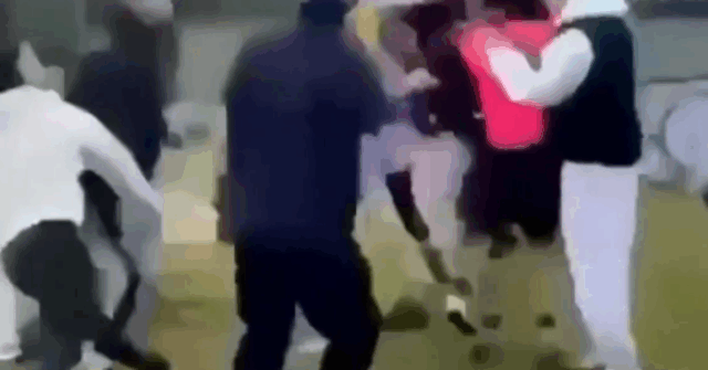 A polícia ligou depois que a partida de futebol dos menores de 18 anos locais desce para brigar

