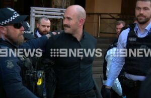 A polícia tenta manter o líder neonazista preso por suposto ataque de soberania do acampamento Thomas Sewell prende