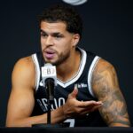 Michael Porter Jr. falando à mídia no Brooklyn Nets Media Day.