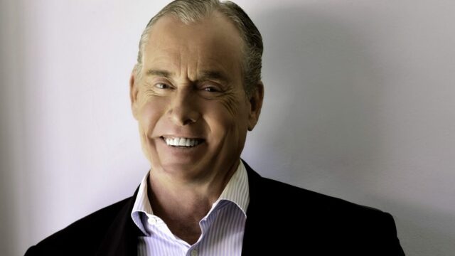 A reinicialização de 'Scrubs' restaura John C. McGinley como Dr. Cox 

