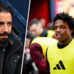 Tyrell Malacia como substituto saindo do túnel em Old Trafford