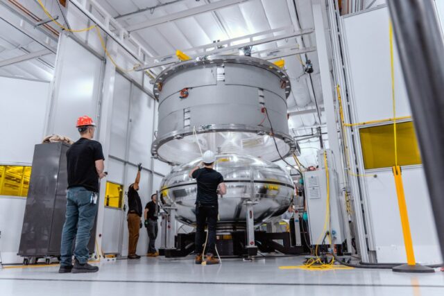 A remessa no mesmo dia diz respeito à área, pois o impulso garante o transporte de satélite em horas, não meses 


