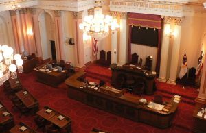 A restrição de desenho de Golden State custa a votação do Senado dos EUA no meio da resistência tribal Câmara do Senado da Califórnia. Os sorteios da Califórnia proíbem o Bill, segue para a votação do Senado em meio a oposição tribal