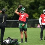 Os quarterbacks do Jets Justin Fields (7) e Tyrod Taylor (2) Practice.