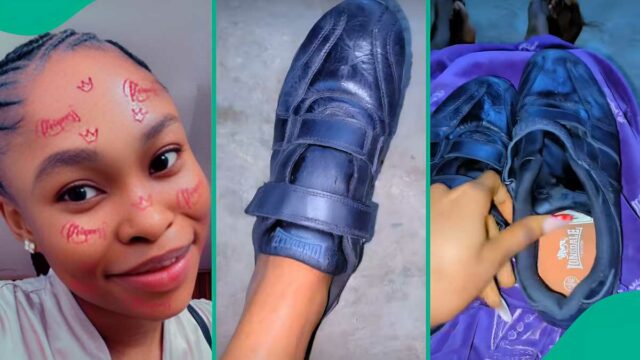 A senhora nigeriana mostra um presente de sapato do palco, as pessoas não param de falar

