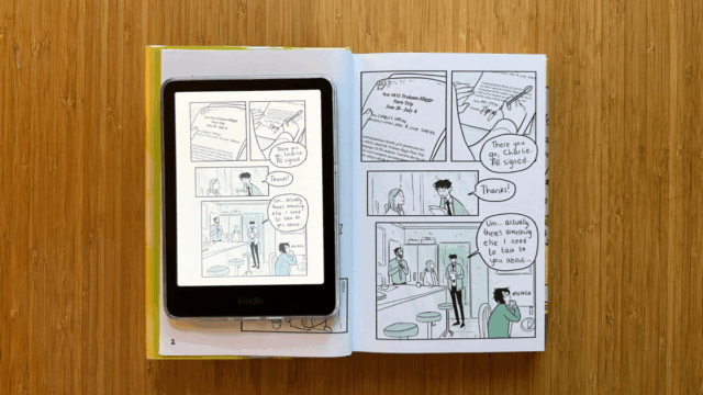 À esquerda, um Kindle Colorsoft. À direita, uma cor Kobo Clara.