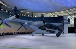 A start-up de EVTOL da Hyundai paradas de supernatismo brevemente em conformidade com o diretor executivo e as separações do CTO an electric air taxi paint in white sits on a platform at CES 2024
