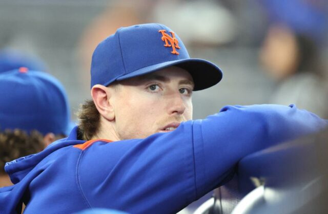 Brett Baty olha durante o jogo Mets-Marlins em 27 de setembro de 2025. 
