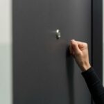 A temporada de eleições chegou - então prepare -se para os Knockers da porta tentando balançá -la para o candidato deles