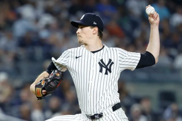 O arremessador do New York Yankees Max Fried Pitching durante um jogo.