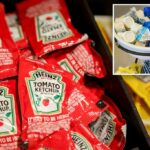 Heinz Ketchup e pacotes de mostarda em um café.
