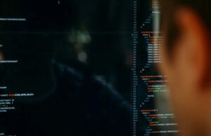 A violação da informação do transunião atinge milhões, no entanto, os registros de segurança do Gmail estão incorretos Os dados da Transunion Breach atingem milhões, mas os relatórios de segurança do Gmail são falsos | Foto mostra atrás da cabeça de um homem olhando o código em um monitor