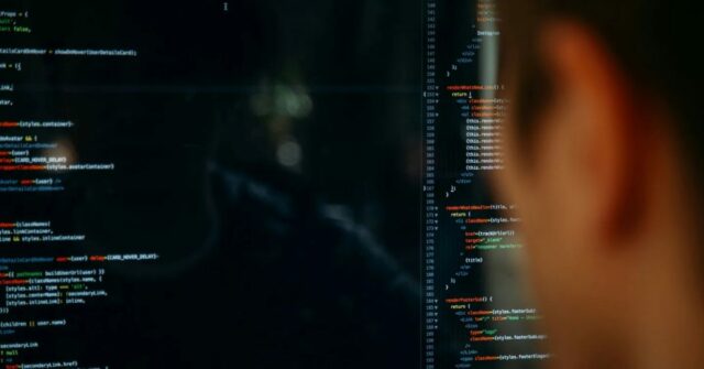 Os dados da Transunion Breach atingem milhões, mas os relatórios de segurança do Gmail são falsos | Foto mostra atrás da cabeça de um homem olhando o código em um monitor