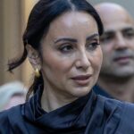 A jornalista Antoinette Lattou chega ao tribunal federal.