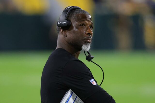 O técnico Aaron Glenn, do New York Jets, analisa o Green Bay Packers durante o jogo da pré -temporada da NFL 2025 entre o New York Jets e o Green Bay Packers no Lambeau Field em 09 de agosto de 2025 em Green Bay, Wisconsin. 