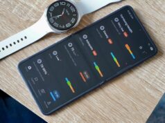 A Samsung Health finalmente está levando os treinos a sério Um telefone na mão exibindo a tela inicial do aplicativo Samsung Health com arbustos em segundo plano