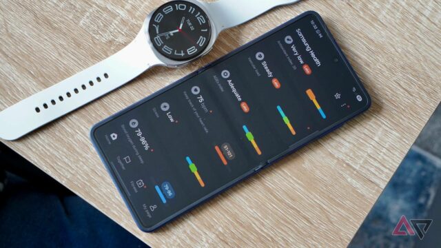 Um telefone na mão exibindo a tela inicial do aplicativo Samsung Health com arbustos em segundo plano