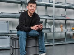 O CEO da Nothing, Carl Pei, diz que os aplicativos para smartphones desaparecerão à medida que os agentes de IA tomarem seu lugar Nada telefone 3 em uma placa de madeira