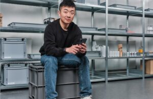 O CEO da Nothing, Carl Pei, diz que os aplicativos para smartphones desaparecerão à medida que os agentes de IA tomarem seu lugar Nada telefone 3 em uma placa de madeira