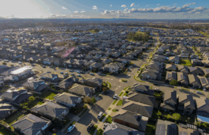 Os australianos sofreram um enorme golpe no mercado imobiliário de US$ 42 bilhões Casas em um subúrbio externo.