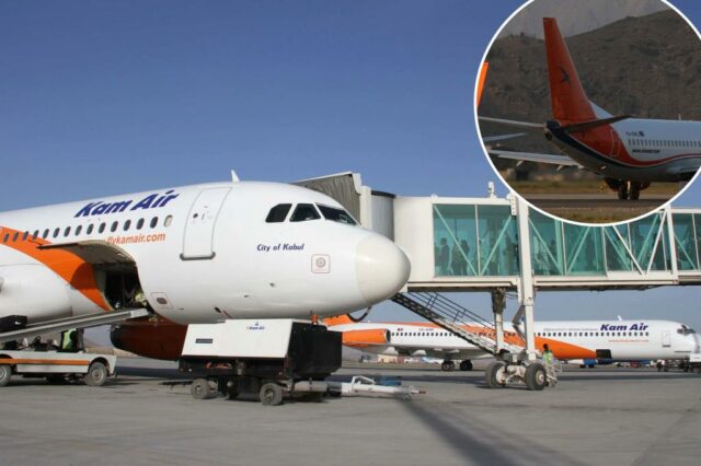 Kam Air Planes sendo abordados por passageiros no Aeroporto Internacional de Kabul.