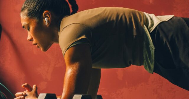 AirPods Pro 3 Monitoramento da freqüência cardíaca 'Mind-Boggglingly Good'-ao contrário do PowerBeats 2 Pro | Uma mulher usando -os durante um treino