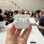 AirPods Pro 3 e caixa de carregamento na mesa