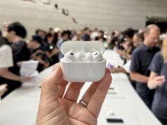 AirPods Pro 3 depoimento: sem dúvida, entre os melhores itens do ano AirPods Pro 3 e caixa de carregamento na mesa