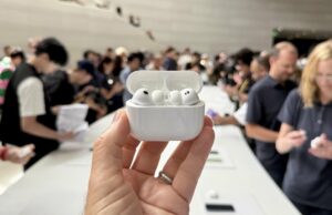 AirPods Pro 3 depoimento: sem dúvida, entre os melhores itens do ano AirPods Pro 3 e caixa de carregamento na mesa