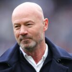 Matthijs de Ligt e Patrick Dorgu aplaudem os fãs após a vitória da equipe na partida da Premier League entre o Manchester United e o Chelsea em Old Trafford em 2025 em Manchester, Inglaterra.
