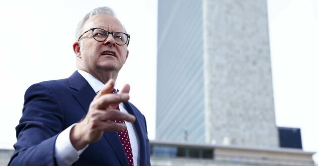 O primeiro -ministro Anthony Albanese durante uma conferência de imprensa sobre a Austrália reconhecendo formalmente o estado da Palestina na sede da ONU.